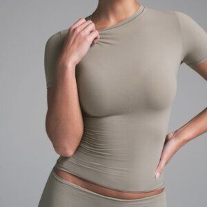 NWT SKIMS Fits Everybody Short Sleeve T-Shirt